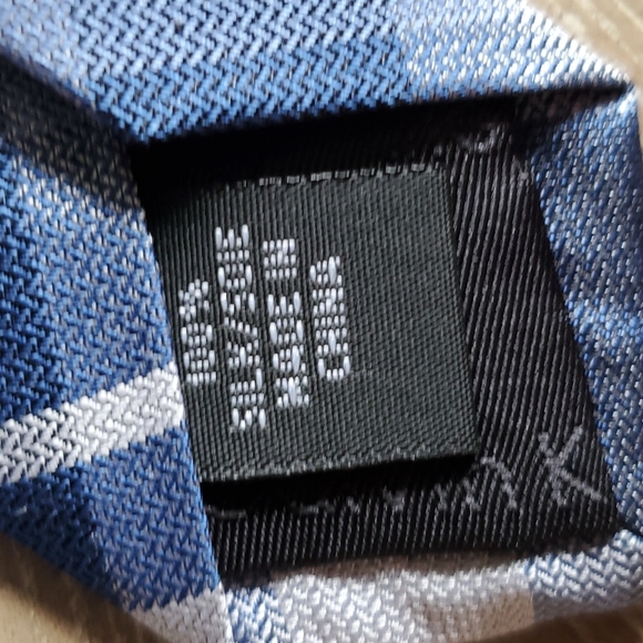 Calvin Klein silk necktie - Picture 4 of 5